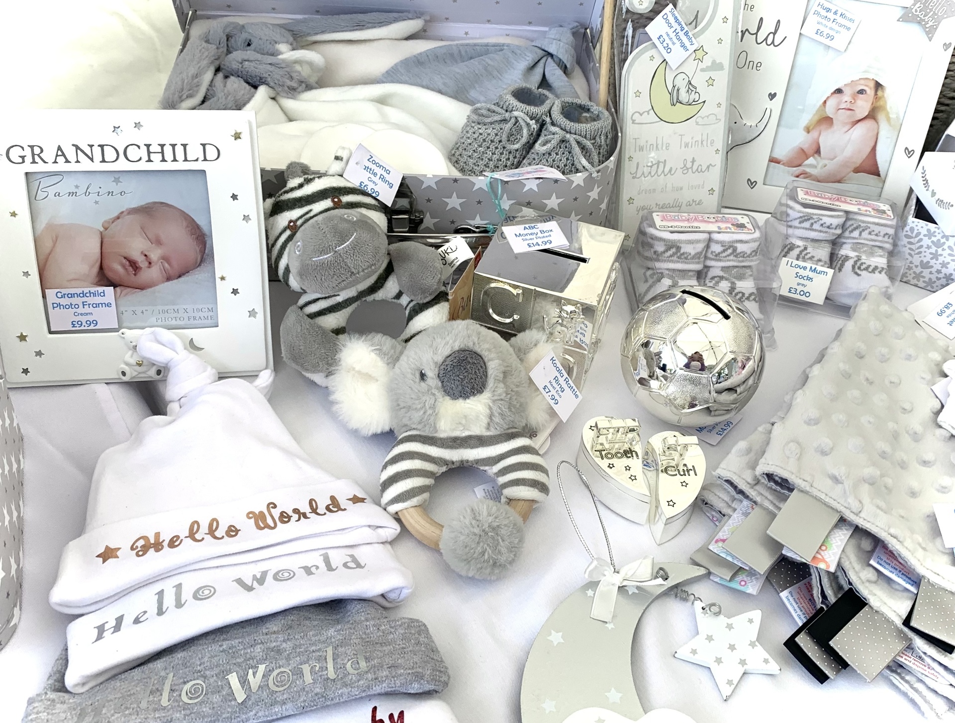 Neutral Baby Gifts, Keepsakes & Hampers
